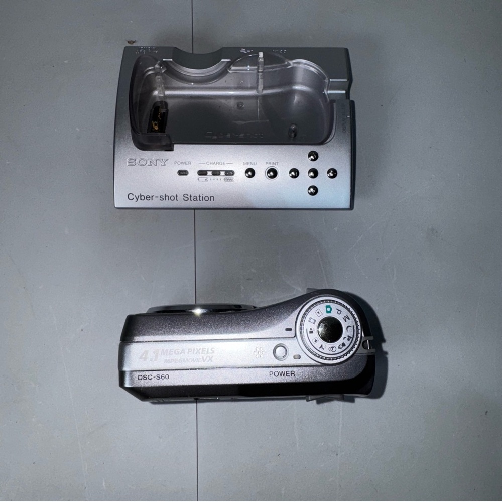 Sony CyberShot DSC-S60 4.1MP Digital Camera w/ Base Docking Station - Picture 3 of 8